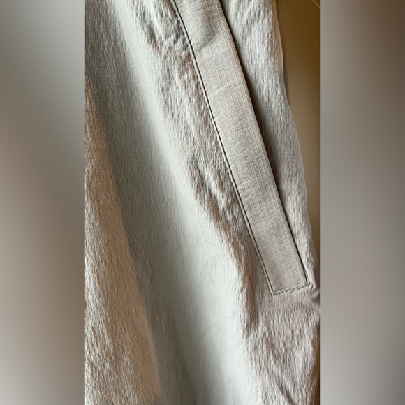 Athleta - Trekkie Hike Pant - NWT - Size 26 - Tan
- Zipper/Snap/Button closure - Picture 3 of 11